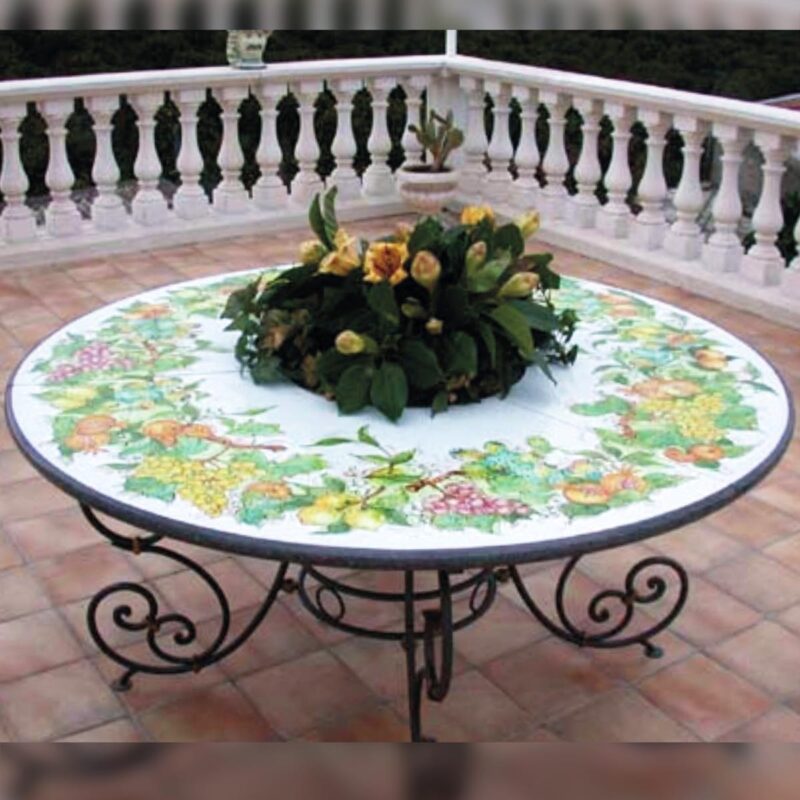 tavolo in pietra lavica dell'etna decorato a mano